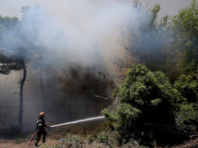 Het leger werd opgeroepen om brandweer en vrijwilligers bij te staan om de brand op 45 kilometer van Athene te blussen.