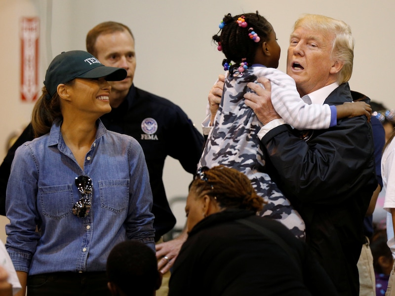 Donald Trump knuffelt kinderen in een opvangcentrum in Houston, de stad die het zwaarst getroffen is door storm Harvey.