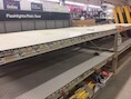 Lege rekken in Miami: alle zaklampen en regenkleding in deze hardwarezaak zijn uitverkocht in afwachting van orkaan Irma.