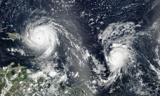 Orkaan Irma (links), achternagezeten door orkaan José (rechts).
