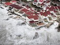 Luchtbeeld van het Nederlandse defensitministerie biedt een blik op de kracht waarmee orkaan Irma het Frans-Nederlandse eiland Sint-Maarten teisterde.
