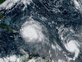 Satellietbeeld tootn orkaan Irma (links) en orkaan Jose in de Atlantische Oceaan.