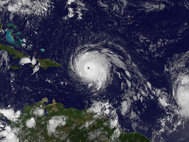 Op dit satellietbeeld is te zien hoe orkaan Irma (midden) op de hielen wordt gezeten door de tropische storm Jose, die inmiddels tot een orkaan is uitgegroeid.