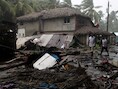Mensen lopen door de brokstukken die orkaan Irma heeft achtergelaten in de Dominicaanse Republiek.