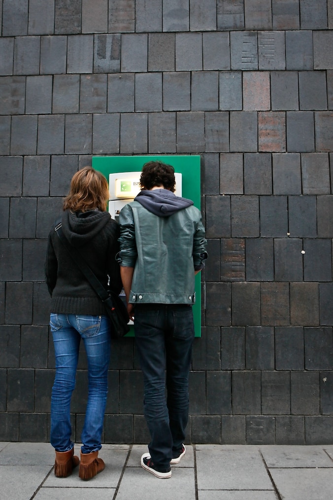 Skimmers plaatsen apparatuur om kaarten te kopiëren in bankautomaten.