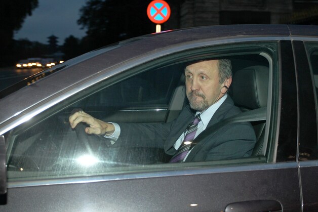 Konijklijk bemiddelaar Johan Vande Lanotte (sp.a) kwam zonder chauffeur naar het koninklijk paleis in Laken.