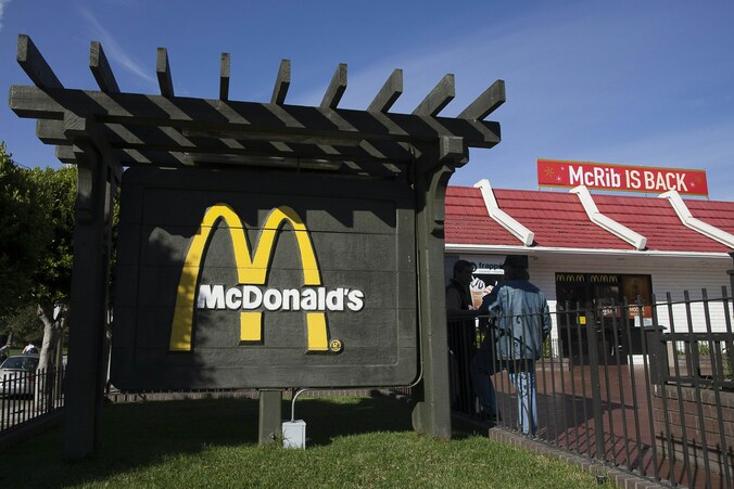 Overleven van een voltijds McDonalds-loon is onmogelijk, zo toont het bedrijf zelf aan.