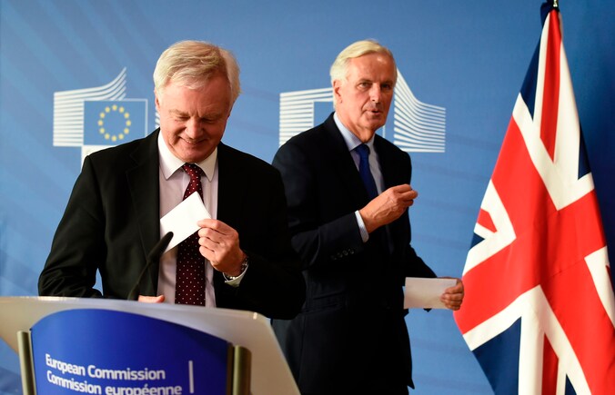 Brits brexitminister David Davis (links) en EU-brexitchef Michel Barnier.