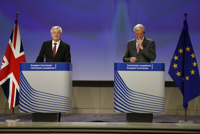 Brexitonderhandelaars David Davis en Michel Barnier.