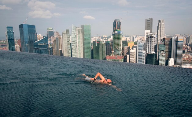 Het indrukwekkende zwembad op de 57e etage van Marina Bay Sands in Singapore.