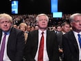 De Britse minister van Buitenlandse Zaken Boris Johnson, 'brexitminister' David Davis en minister van Defensie Michael Fallon tijdens de rampspeech van May op het partijcongres van de Tories op 4 oktober.