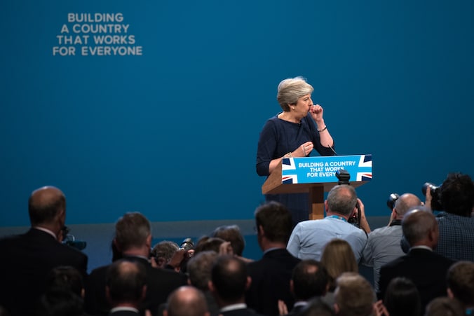 De Britse premier May had het moeilijk tijdens haar speech gisteren in Manchester.