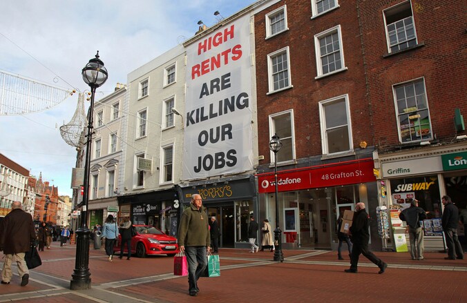Een winkelstraat in Dublin.