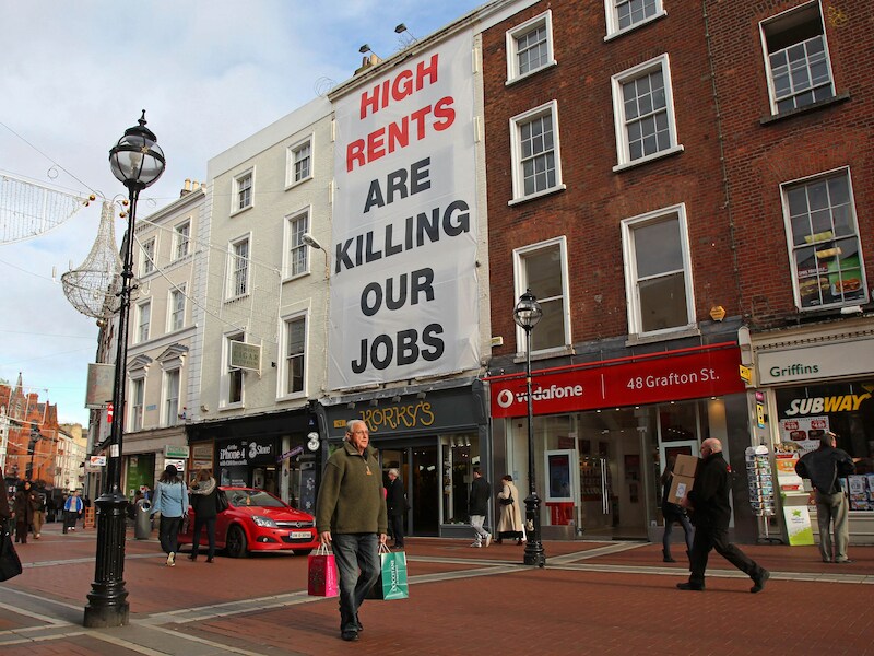 Een winkelstraat in Dublin.