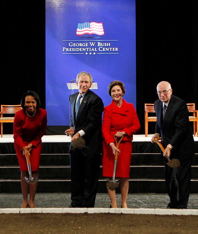 Condoleezza Rice, George W. Bush, Laura Bush en Dick Cheney tijdens de openingsceremonie van het George W. Bush Presidential Center in Texas in 2010.