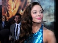 De Italiaans-Amerikaanse actrice Rose McGowan heeft zichzelf bij een politiebureau in Virginia aangemeld.