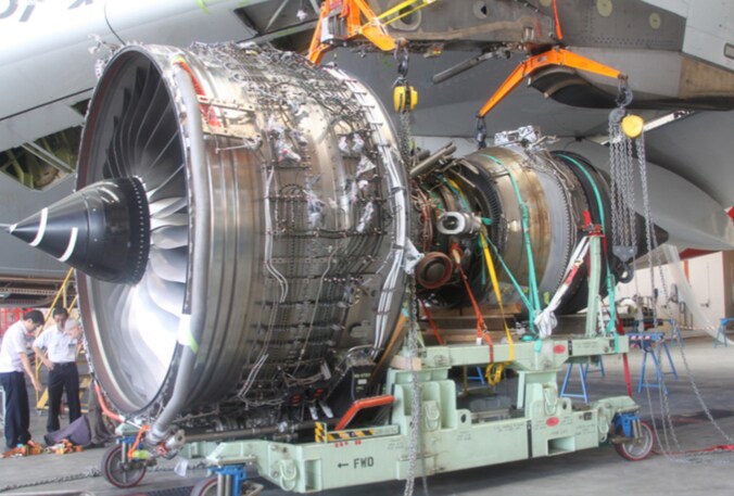De zwaar beschadigde A380-motor wordt in Singapore onder de loep genomen.