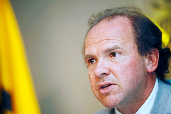 Door de afwezigheid van Kris Peeters neemt Philippe Muyters de honneurs waar.