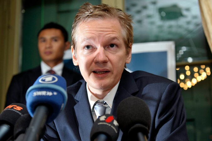 Julian Assange houdt zich na doodsbedreigingen schuil in Engeland.