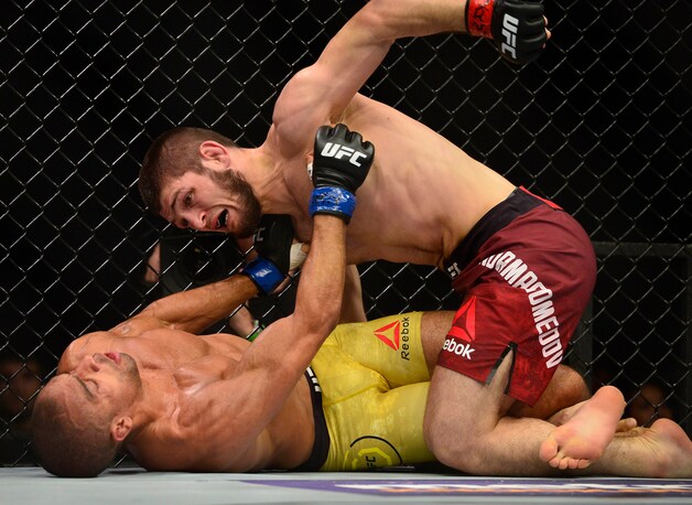 30 december 2017: Nurmagomedov haalt in UFC 2017 zwaar uit tegen Edson Barboza.