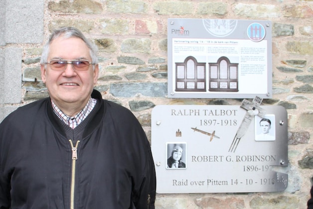 Paul Callens van Familiekunde Tielt bij de gedenkplaat aan de kerk in Pittem.