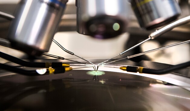 Een computerchip onder de microscoop.
