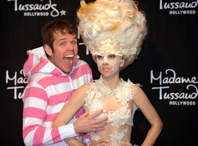 Perez Hilton bij een wassen beeld van Lady Gaga.