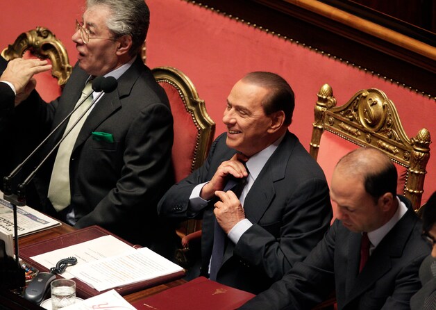 Bossi zetelt als minister in de regering van Berlusconi.