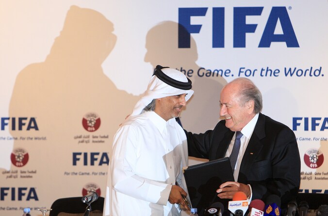 Sheikh Hamad Bin Khalifa Bin Ahmed al-Thani van de Qatarees voetbalbond met FIFA-president Sepp Blatter.