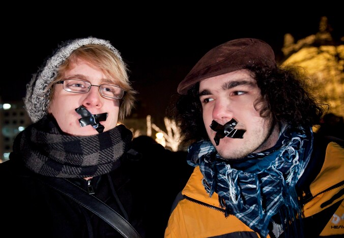 Een jong koppel protesteert tegen de wet.