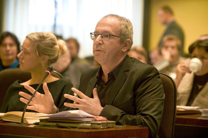 Renaat klaagt aan dat de Kerk slachtoffers van seksueel misbruik monddood probeert te maken.