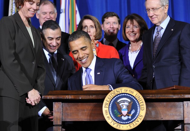 Barack Obama ondertekent de 'Don't Ask, Don't Tell Repeal Act of 2010'.