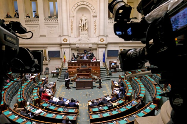 Advocaat Laurent Arnauts (C) houdt een pleidooi voor de bijzondere parlementaire commissie in de Kamer.  BELGA PHOTO DIRK WAEM