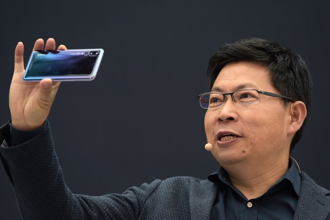 Huawei-ceo Richard Yu demonstreert de P20 in Parijs.