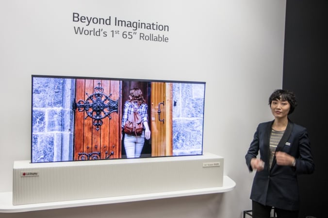 Een prototype van een oprolbaar 65-inch-scherm van LG Electronics.