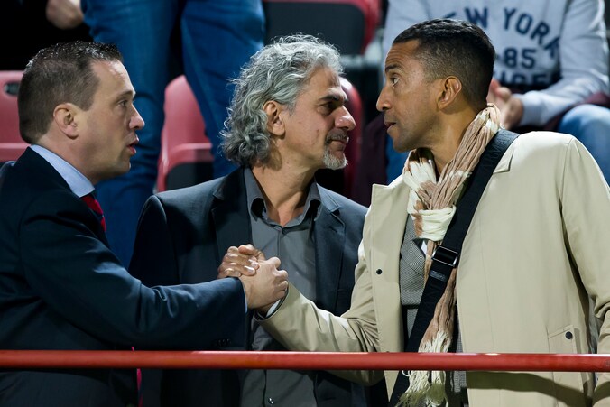  Jan Van Elst en David Nakhid schudden de hand.