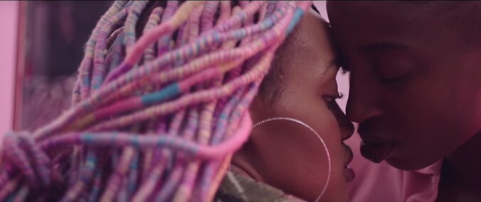Een videostill van de Keniaanse film 'Rafiki'.