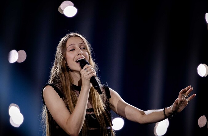 Sennek, één jaar na het Songfestival: “Weer single en weg bij Ikea ...