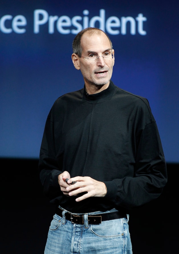 Steve Jobs, de overleden topman van het bedrijf, wordt uitgebeeld als een tirannieke leider.