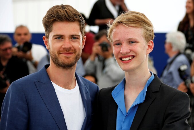 'Girl'-regisseur Lukas Dhont en acteur Victor Polster poseren op de rode loper van het Filmfestival in Cannes. 