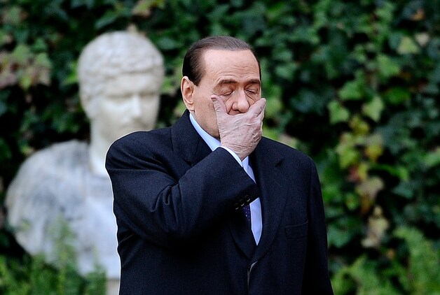 Berlusconi had duidelijk een zware nacht beleefd.