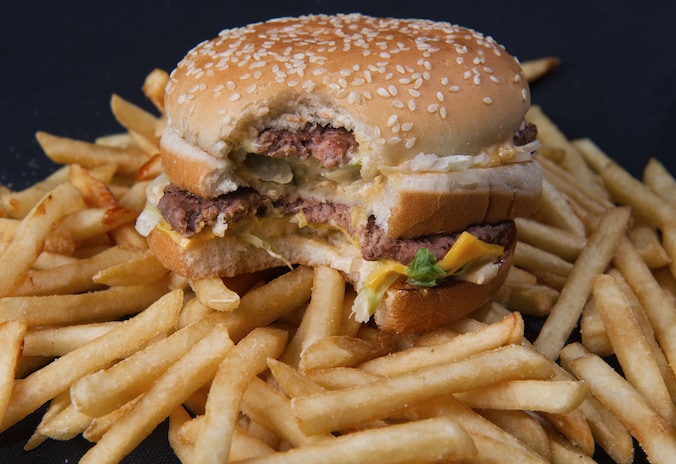 De Big Mac-index vergelijkt de levensduurte in verschillende landen aan de hand van een product dat overal hetzelfde is: de Big Mac-hamburger van McDonald's.