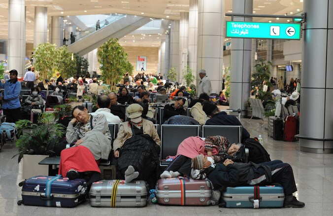 Honderden buitenlanders proberen Egypte verlaten en zitten vast op de luchthaven in Caïro.