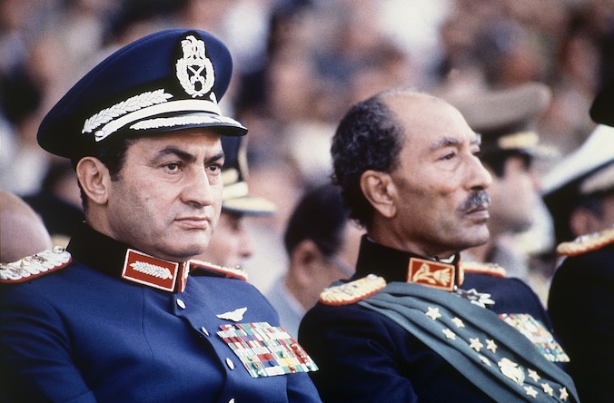 Moebarak en voorganger Anwar Sadat, hier net voor het militair defilé op 6 oktober 1981 waarbij Sadat om het leven kwam. Fundamentalistische militairen openden toen het vuur op de eretribune. Sadat stierf, vicepresident Moebarak raakte gewond, revalideerde en werd de nieuwe president.