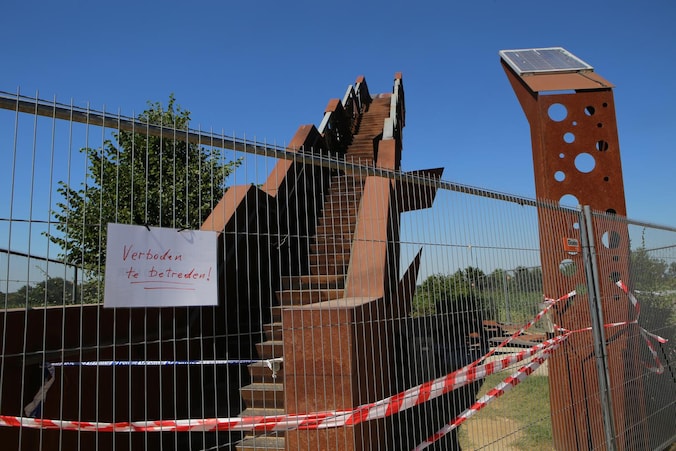 De gehavende Vlooybergtoren is de hele zomer afgesloten voor het publiek.
