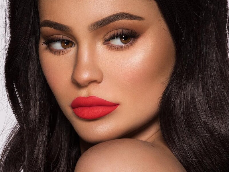 Kylie Jenner stift haar lippen natuurlijk het liefst met haar eigen lipstick.