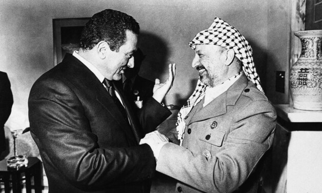 Hosni Moebarak (links) met Yasser Arafat (rechts).