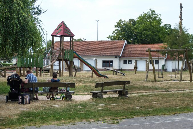 ‘t Melkhuisje ligt aan de speeltuin in het park. 