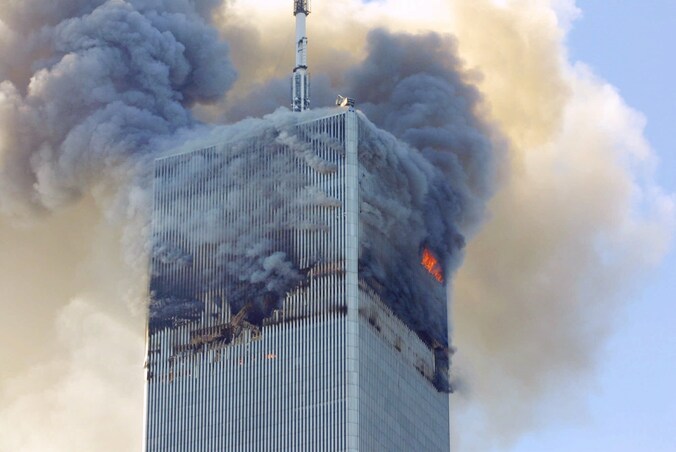 Vuur en rook komen uit de noordelijke toren van het World Trade Center in New York.