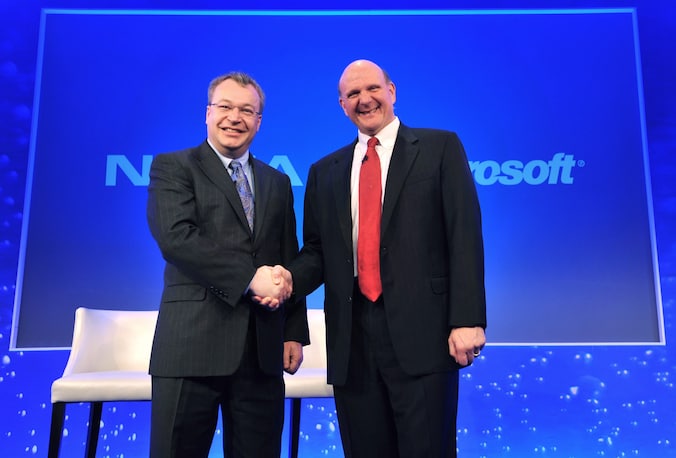 Stephen Elop (L) en Steve Ballmer (R) geven elkaar een stevige handdruk.